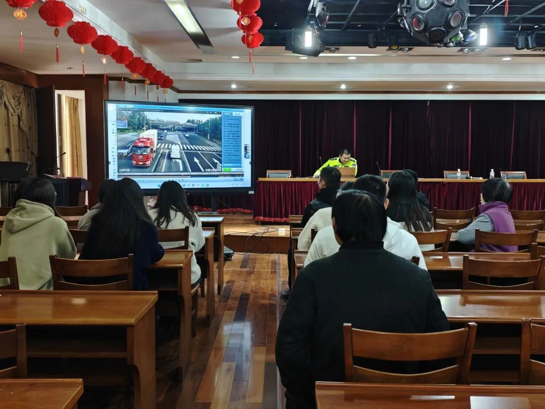 Skuadron Polis Trafik Dongbang datang ke kilang untuk mempromosikan keselamatan jalan raya jalan