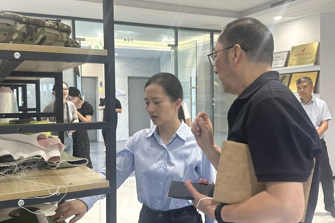 Zhou Xiao, ahli Jawatankuasa Tetap Jawatankuasa Parti Perbandaran, Menteri Jabatan Propaganda, dan Menteri Jabatan Kerja Front Bersatu, melawat Changshu Polyester untuk Penyelidikan