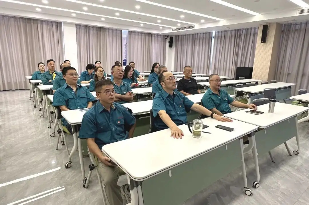 Cawangan Parti Polyester Changshu yang dianjurkan untuk menonton siaran langsung Perbarisan Tentera 3 September